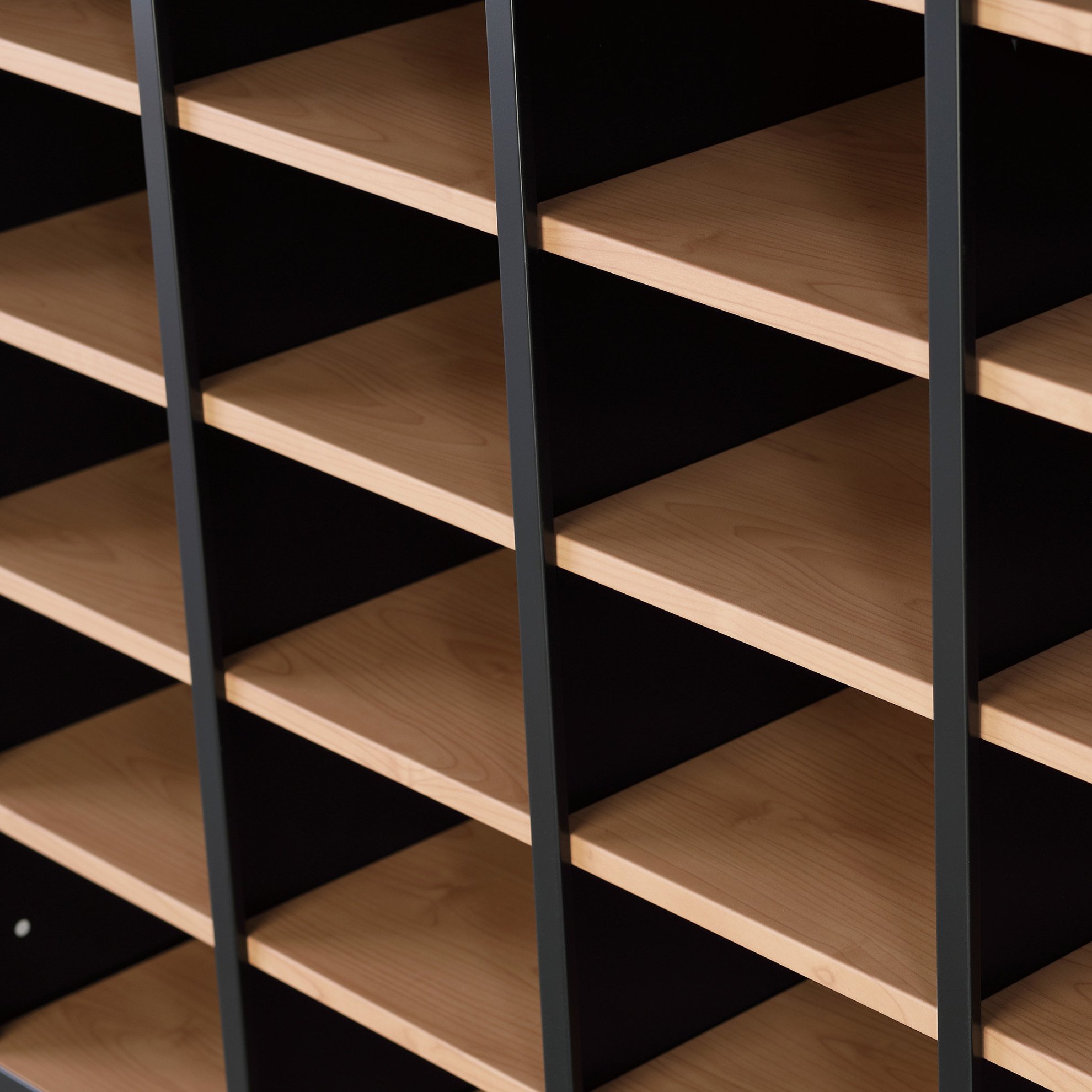 高級感のある木目調の棚板